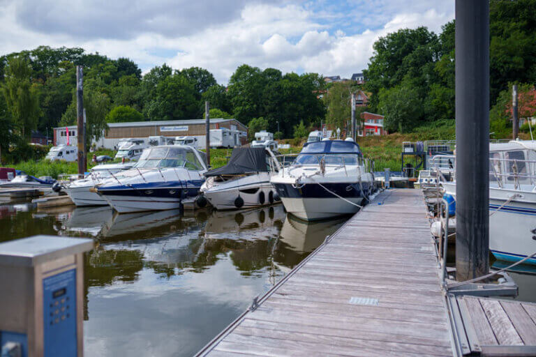 Boote im Yachthafen Lauenburg